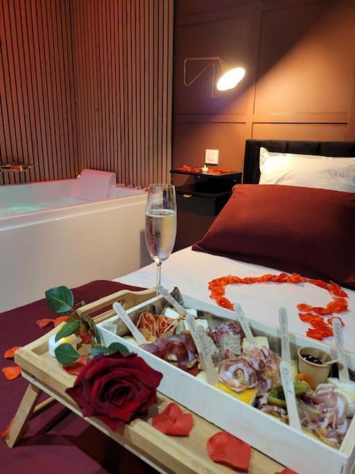 Nuit D'Evasion Love Room Avec Baignoire Balneotherapie Toulon Luaran gambar