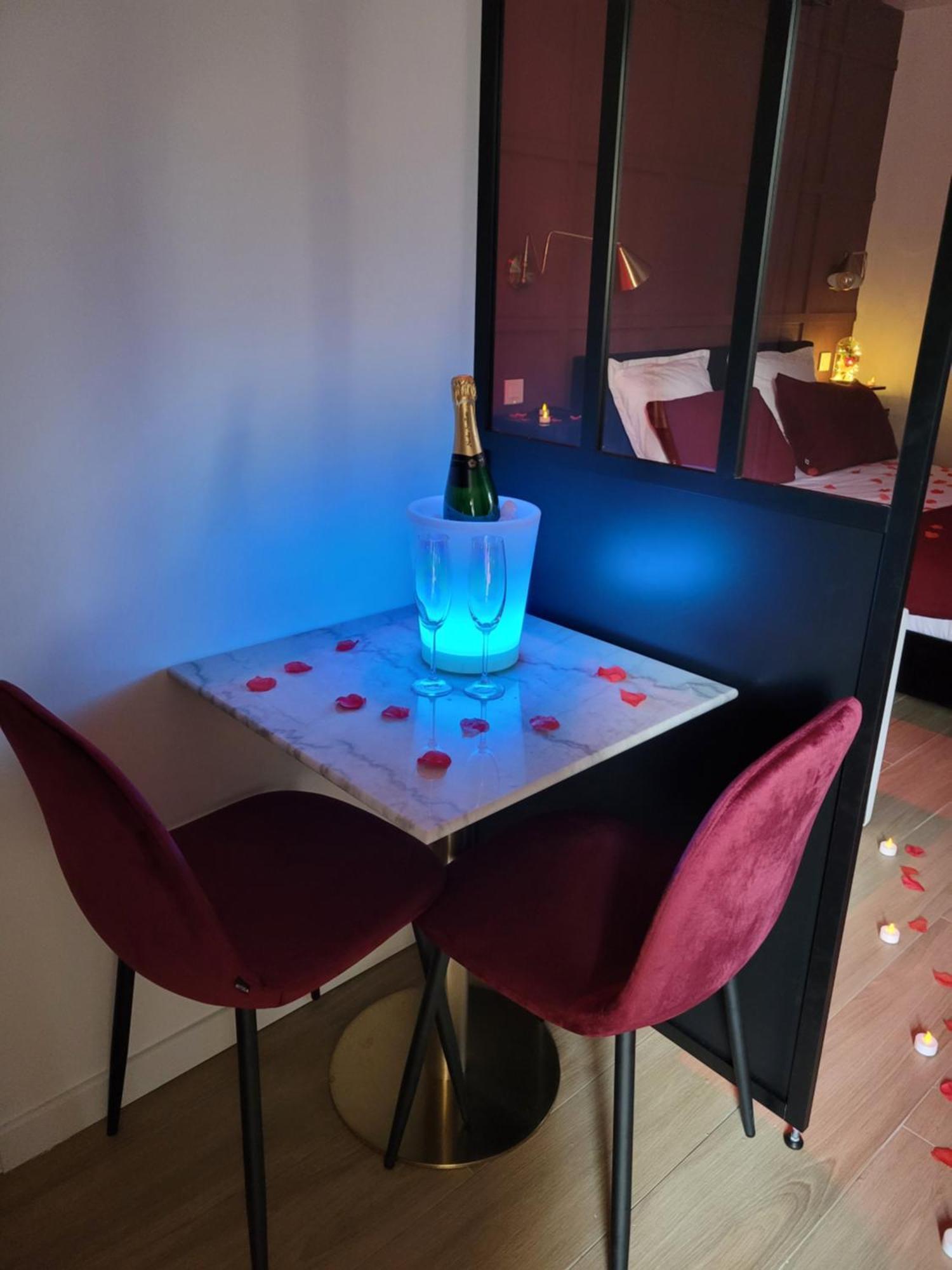 Nuit D'Evasion Love Room Avec Baignoire Balneotherapie Toulon Luaran gambar
